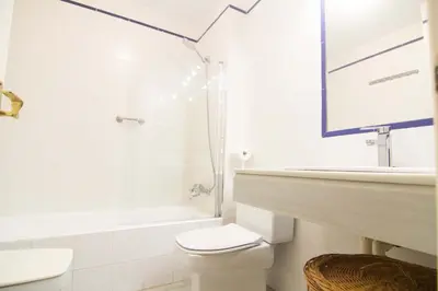 a bathroom with a toilet and a sink and a shower at Apartamento Vistahermosa terraza y piscina in El Puerto de Santa María
