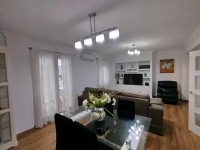 a living room with a couch and a table at Ave 26, piso junto playa in Cádiz