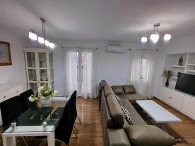 a living room with a couch and a table at Ave 26, piso junto playa in Cádiz