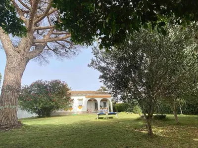 a house with a picnic table in a yard at Casa 77, la playa más bonita a 150 metros in Conil de la Frontera