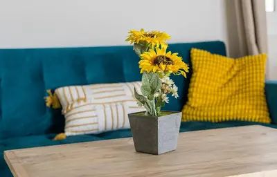 a vase filled with sunflowers sitting on a table at Catedral Moderno Centro in Jerez de la Frontera