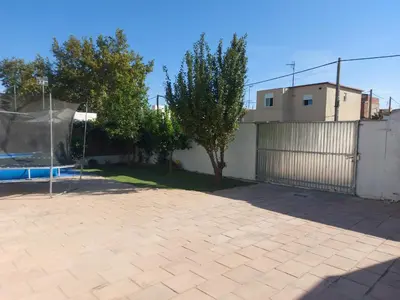 a backyard with a fence and a basketball hoop at Casa con patio in Sanlúcar de Barrameda