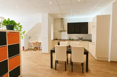 a kitchen and dining room with a table and chairs at Check-in autónomo Centro Histórico Todo a pie Ideal para parejas in Jerez de la Frontera