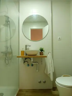 a bathroom with a sink and a mirror at Mi Rinconcito de El Manantial in El Puerto de Santa María