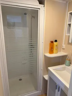 a bathroom with a shower and a sink at Apartamento con piscina y jardín in Chiclana de la Frontera