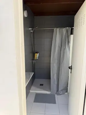 a bathroom with a shower with a shower curtain at Apartamento con piscina y jardín in Chiclana de la Frontera