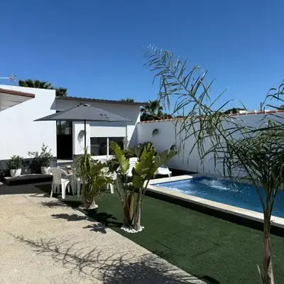 Apartamento con piscina y jardín
