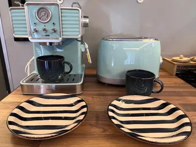 a counter with two coffee mugs and a toaster at Casa Flotante El Refugio del Pirata in El Puerto de Santa María