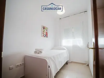 a white room with a table with a white table cloth at Carmen Viejo primero in Sanlúcar de Barrameda