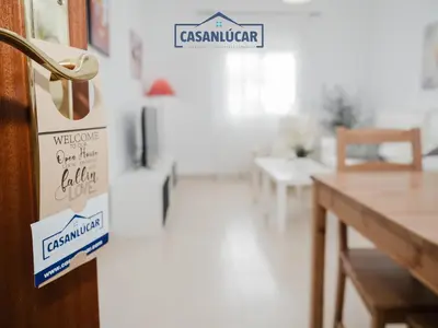 a sign on a door in a living room at Carmen Viejo bajo in Sanlúcar de Barrameda