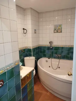 a bathroom with a tub and a toilet at Virgen de los Milagros in El Puerto de Santa María