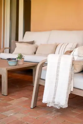 a living room with a white couch and a coffee table at Apto Lujo Exclusivo vistas Golf y Mar in Novo Sancti Petri