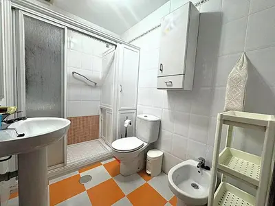 a bathroom with a toilet and a shower and a sink at Apartamento Cabo Noval in Sanlúcar de Barrameda