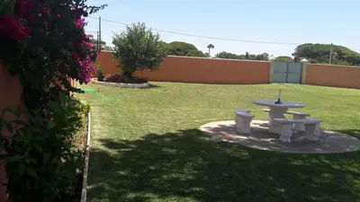 a picnic table in the middle of a yard at El Cotín Rural House in Novo Sancti Petri