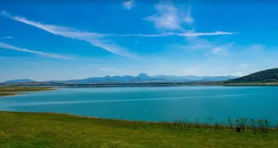 a large blue lake with mountains in the background at El Patio de María 2 in Bornos