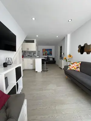 a living room with a couch and a kitchen at El Refugio in Chiclana de la Frontera
