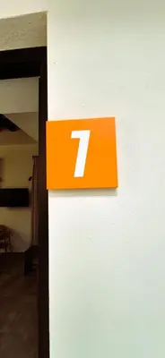 an orange sign on the side of a wall at Apartamentos Robles 4 by Gades Gestión in Cádiz