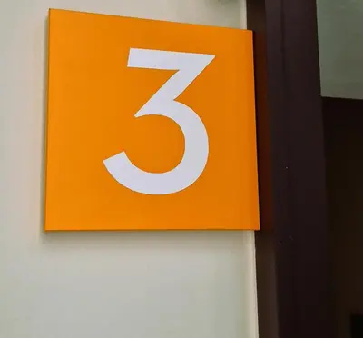 an orange and white sign on a wall at Apartamentos Robles 4 by Gades Gestión in Cádiz