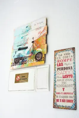a box of books and a picture of a scooter at Apartamento Cádiz Centro Histórico in Cádiz
