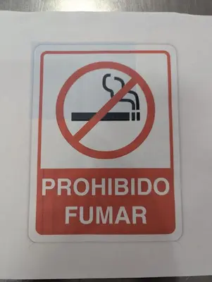 a sign with a no smoking sign on a wall at Apartamento Plaiya De La Red in Sanlúcar de Barrameda