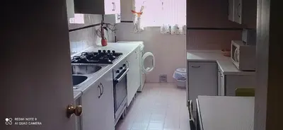 a small kitchen with a stove and a sink at Apartamento económico verano 3 DORMITORIOS in El Trocadero