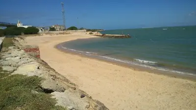 a sandy beach next to the ocean at Apartamento económico verano 3 DORMITORIOS in El Trocadero