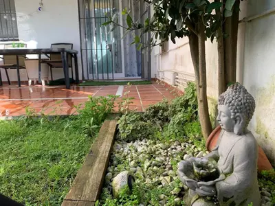 a garden with a statue next to a tree at Apartamento Las Dunas Costa Ballena in Rota