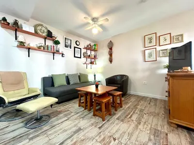a living room with a couch and a table at GATU Marítimo 