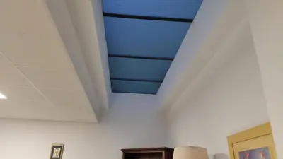 a ceiling in an office with a blue ceiling at Loft los olivos in Algar