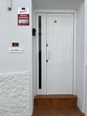 a white door with a sign on the side of a building at Casa Patricia II in Arcos de la Frontera