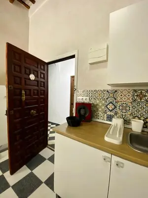 a kitchen with a counter top and a door at Apartamento Moraito Chico in Jerez de la Frontera