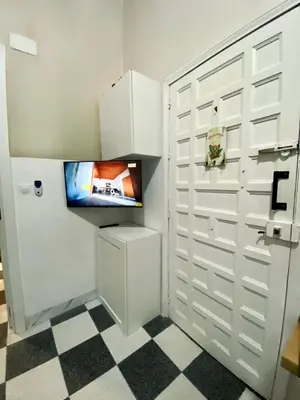 a white room with a tv and a door at Apartamento Moraito Chico in Jerez de la Frontera