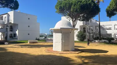 a white structure in front of a building at Frente al Mar, Tu Refugio Ideal in Novo Sancti Petri