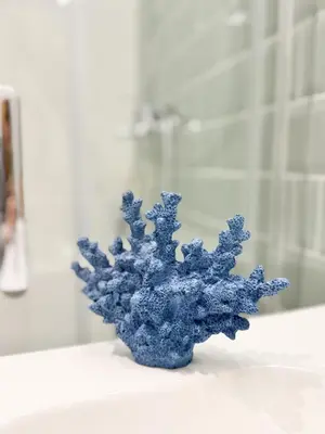 a blue object sitting on a white table at Apartamento La Sal Centro in San Fernando