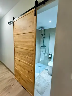 a bathroom with a sliding door with a toilet at Anc14 Apartamento con 2 habitaciones, patio y piscina al lado de la playa in El Puerto de Santa María