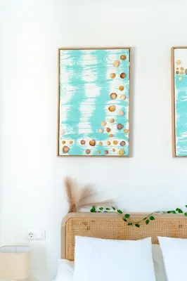 a bedroom with a painting of shells on the wall at Acogedor apartamento céntrico in El Puerto de Santa María