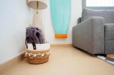 a basket on the floor in a living room next to a couch at Acogedor apartamento céntrico in El Puerto de Santa María