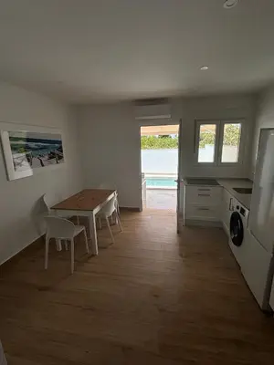 a kitchen and dining room with a table and chairs at Alojamiento rural colarte in Conil de la Frontera