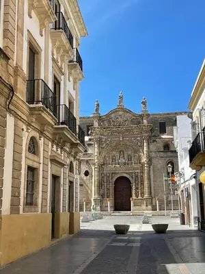 an old building with a large doorway in a street at Piso Palacio centro in El Puerto de Santa María