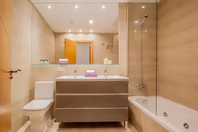 a bathroom with a sink and a toilet and a tub at Apartamento Vistabella in Cádiz