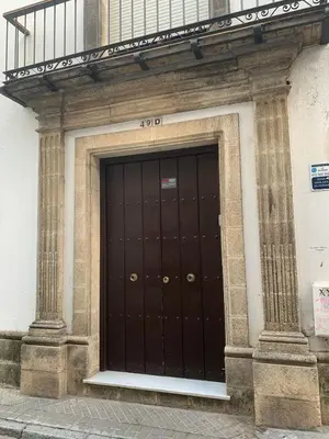 a large brown door on the side of a building at Estudio en Jerez de la Frontera in Jerez de la Frontera