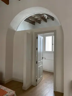 an archway in a room with a door and a window at Taina Suite La Merced Primero Muro in Jerez de la Frontera