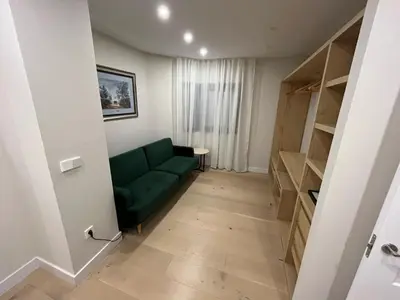 a living room with a green couch and a table at Mirador Sanlúcar 10 in Sanlúcar de Barrameda