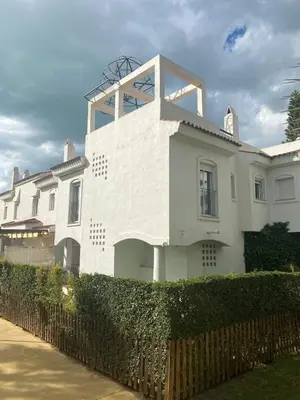 a white house with a fence in front of it at Charming house Costa Ballena in Rota
