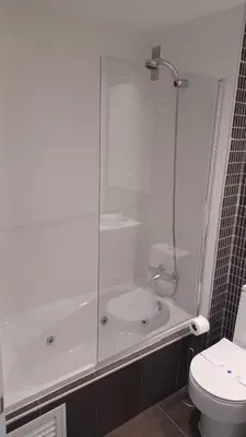 a bathroom with a shower and a toilet at Apartamento Nuevo Céntrico El Puerto de Santa María in El Puerto de Santa María