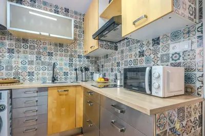 a small kitchen with a microwave and a counter at Cadizz Entre Cielo y Mar Centro del Puerto ciudad - ideal empresas, familias y grupos in El Puerto de Santa María