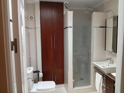 a bathroom with a toilet and a sink and a shower at Amplio Apartamento ARCOS in Arcos de la Frontera
