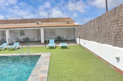 a house with a yard with a swimming pool at Apartamento Canario I in Conil de la Frontera