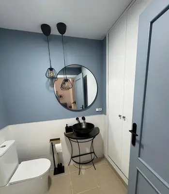 a bathroom with a sink and a mirror at Mi refugio azul in Cádiz