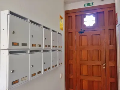 a locker room with a door and some lockers at Apartamento Fuente de Los Naranjos in Jerez de la Frontera